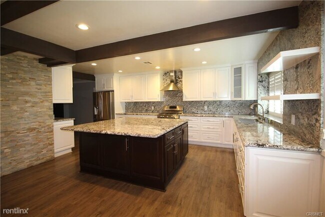 Foto del edificio - 5 br, 3 bath House - 19429 Mayall St