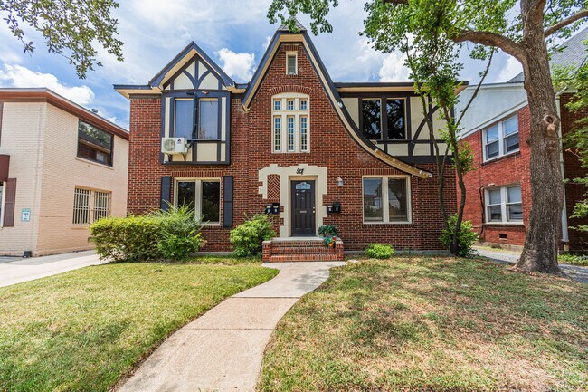 Building Photo - 907 W Gray St