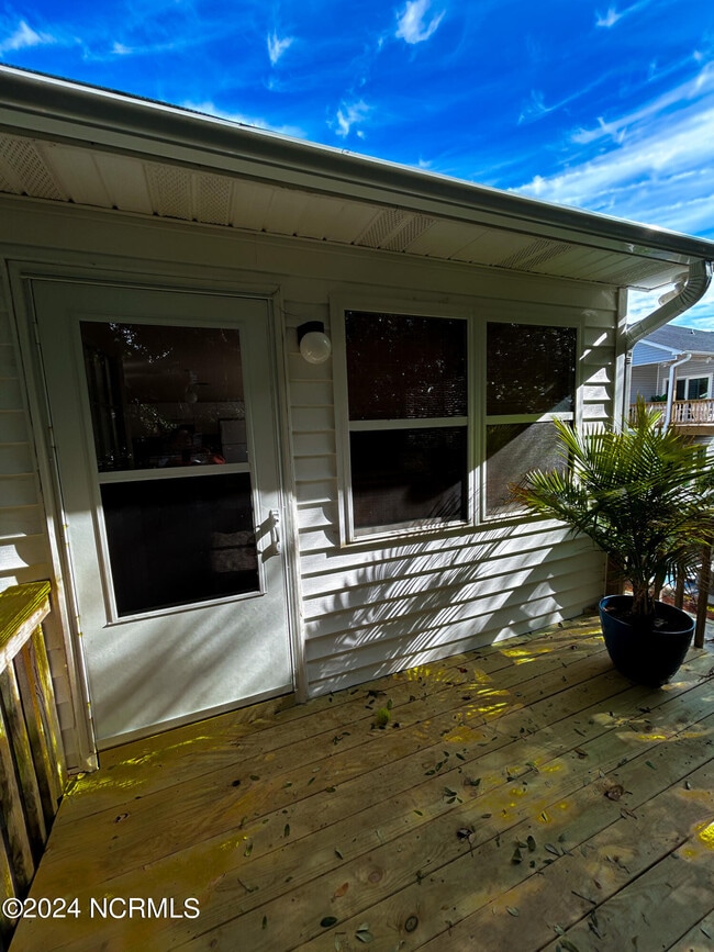 Building Photo - 203 W Landing Dr