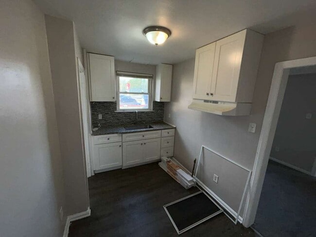 Building Photo - Charming 3 Bedroom Bungalow