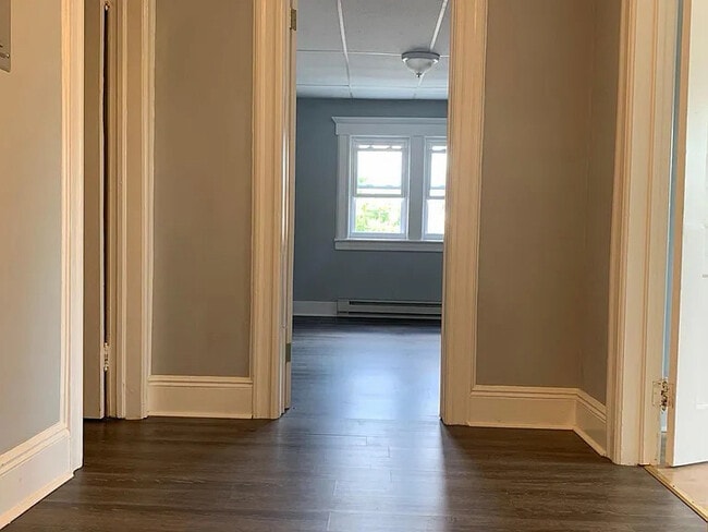 Building Photo - 454 E 27th St