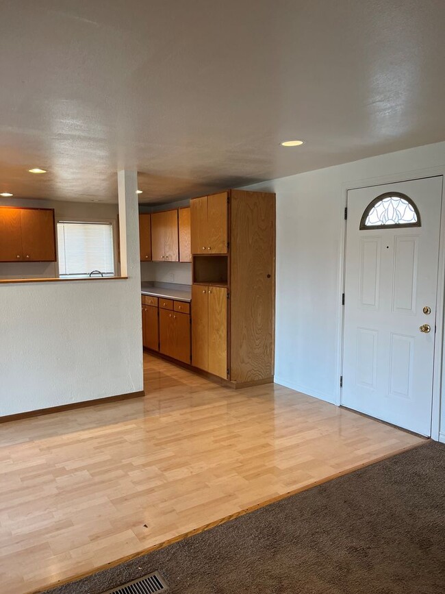 Building Photo - 2 Bedroom 1 bath in Suburbs