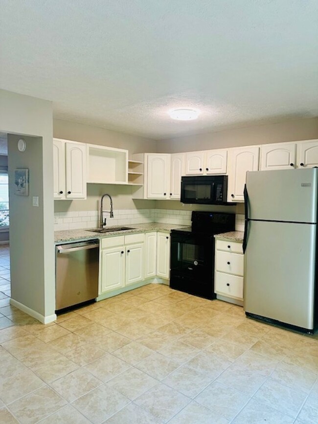 Foto del edificio - End unit town  house walking distance to b...