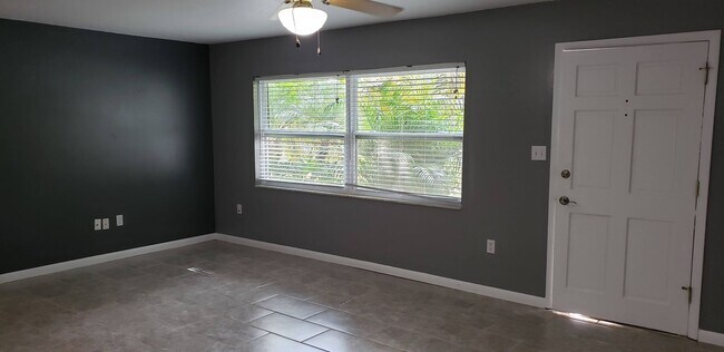 Building Photo - 3 bed, 2 bath 1 car garage
