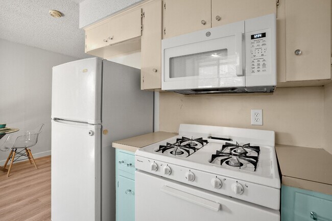 Foto del edificio - "Charming 2-Bed Duplex in Austin's Vibrant Heart – Cozy 833 Sq Ft Retreat!"