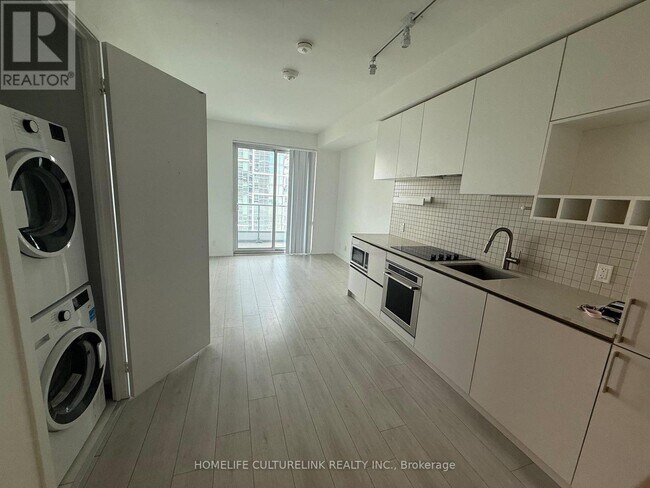 Photo du bâtiment - 950-3950 Portage Pkwy