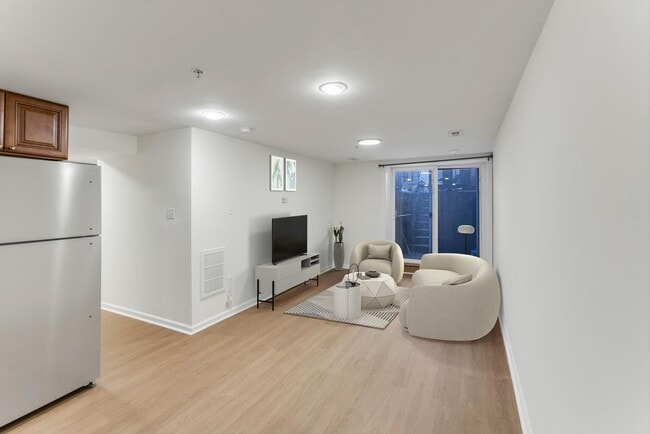 Building Photo - Stunning Newly Updated, Modern 3 BEDROOM w...