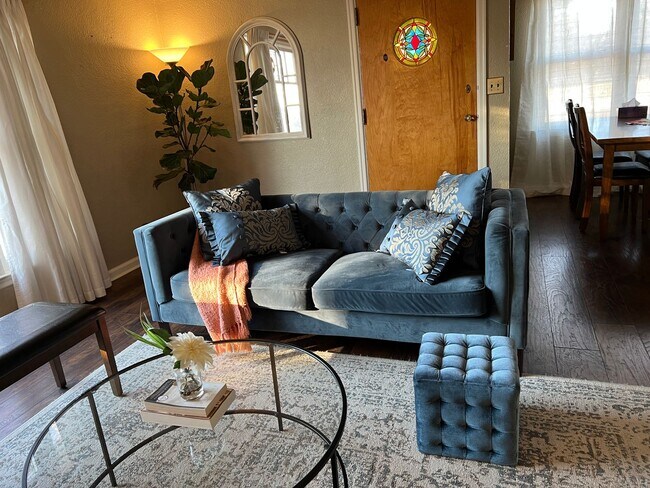 Foto del edificio - FURNISHED 3 bed home centrally located!