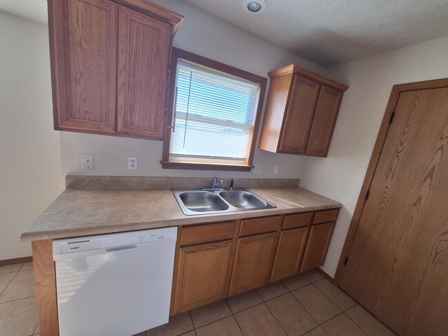 Building Photo - This will go fast....Located in the The Ri...