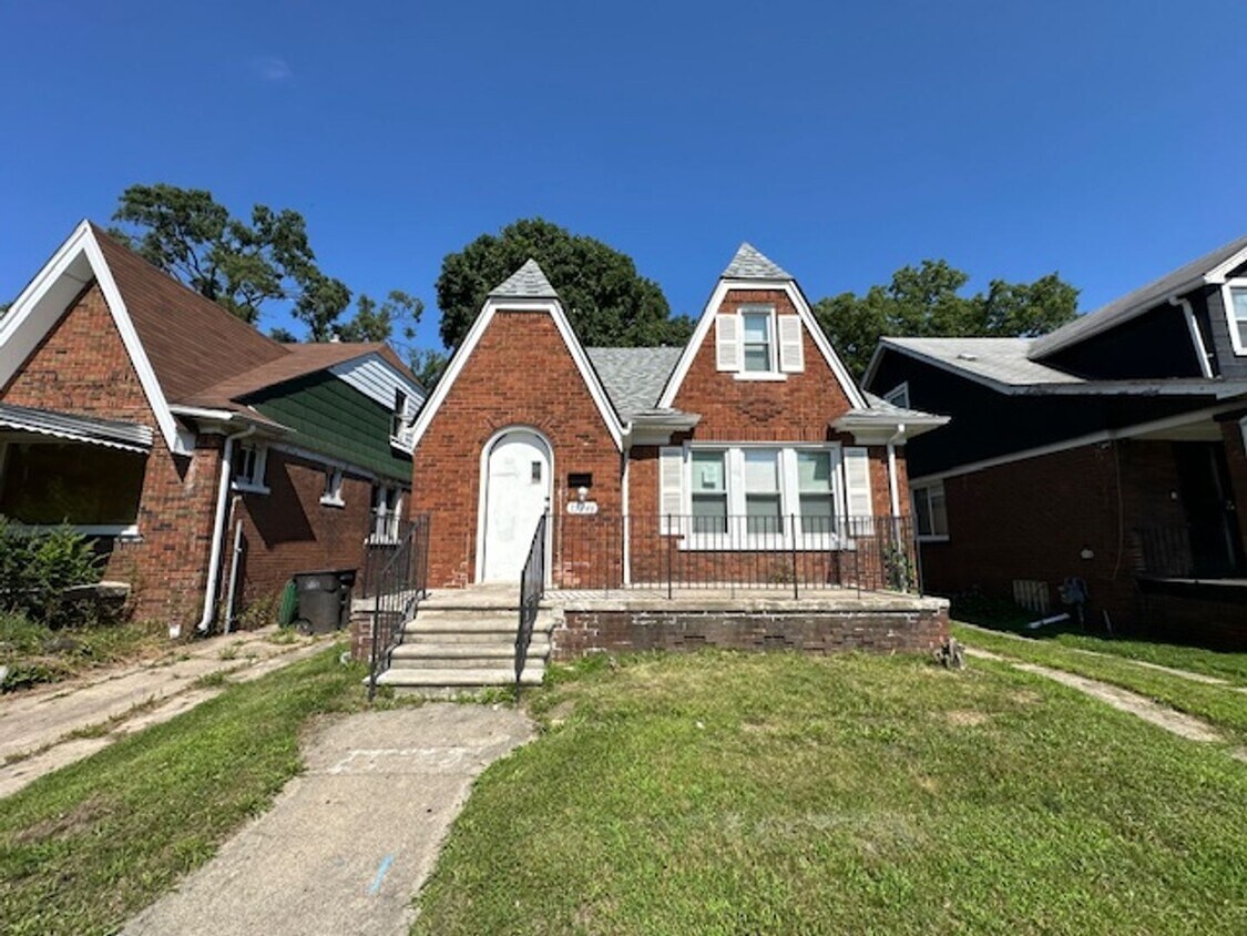 Foto principal - 4 Bedroom 2 Bath Brick Tudor For Lease