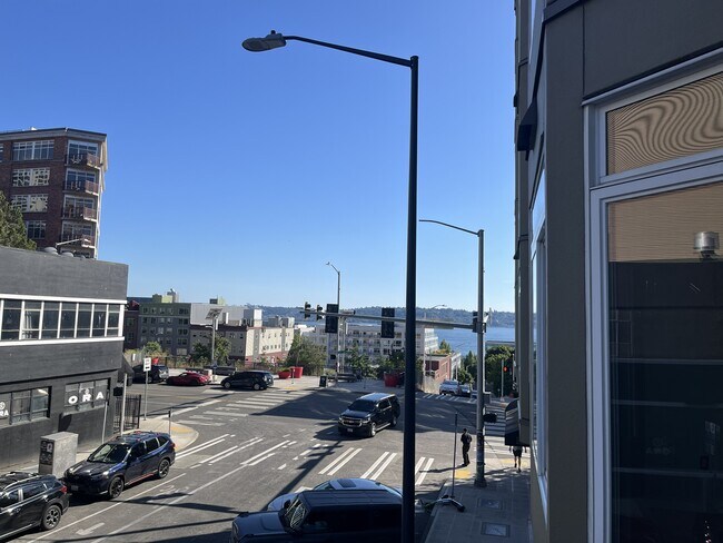 Foto del edificio - 2414 1st Ave