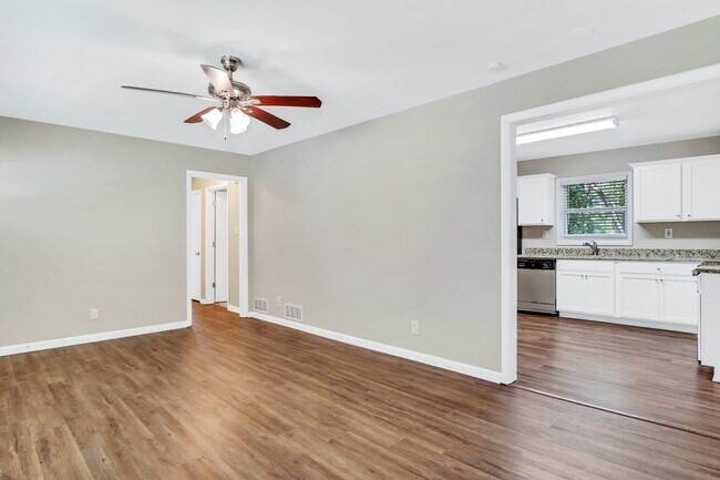 Foto del edificio - 5449 Rock Springs Rd