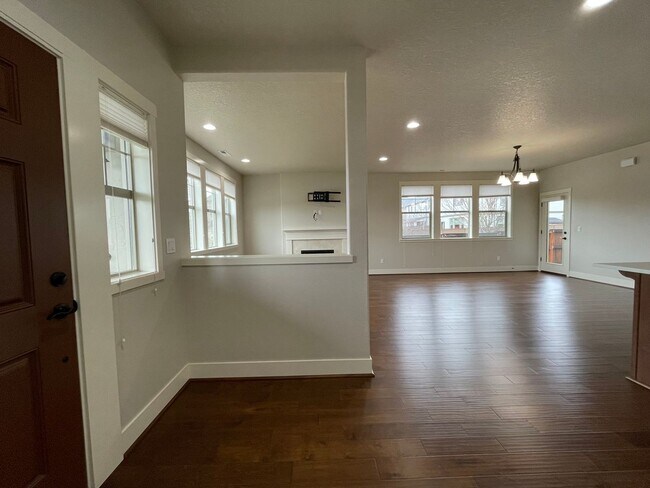 Foto del edificio - Lovely North Plains 4Bd 2.5Ba Home with At...