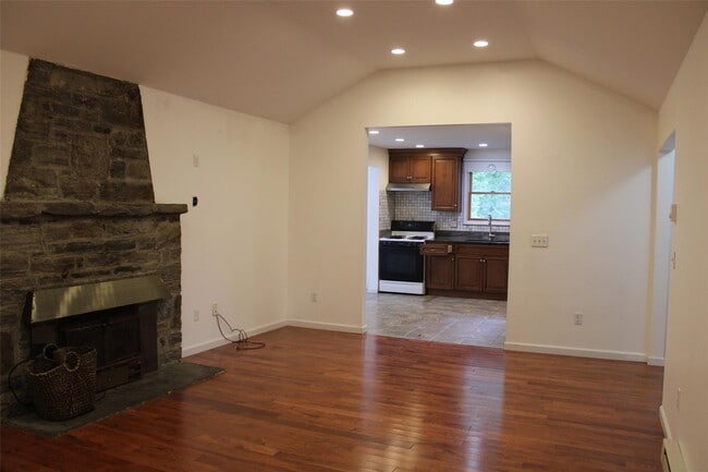 Building Photo - 4 Elm Way