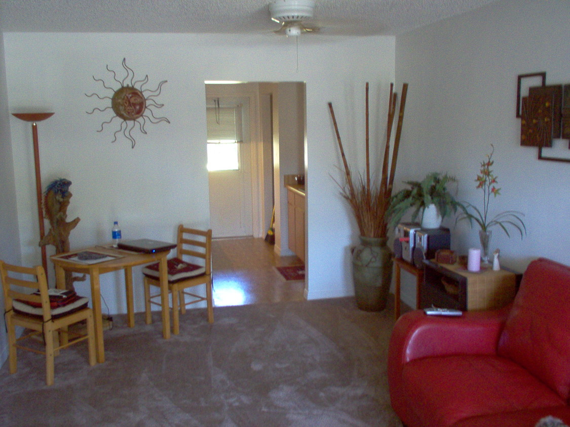 Sala de estar/ comedor en la cocina - Mirror Lake Manor