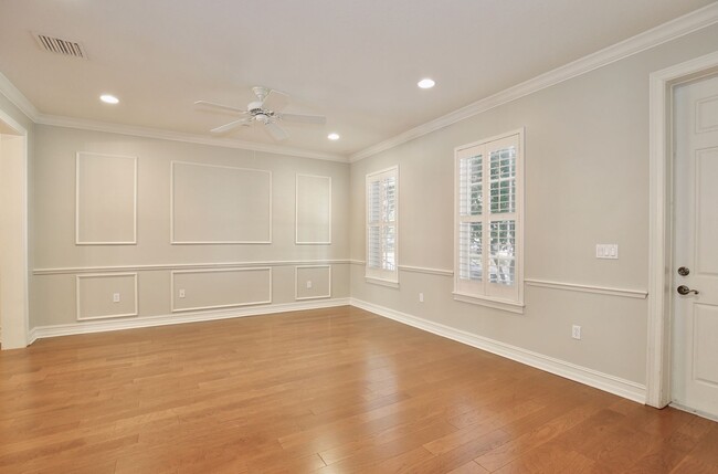 Building Photo - Stunning 2/2.5 Spacious Townhome with a Lo...