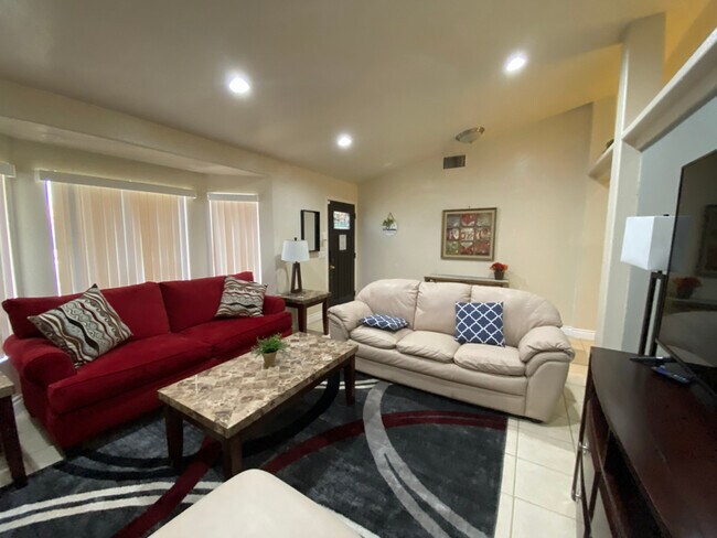 Foto del edificio - 741 Rocky Trail Rd