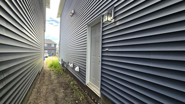 Building Photo - 2.0 bedroom in Calgary Alberta T2X 4B9