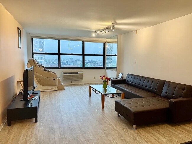 Foto del edificio - 7004 BLVD E