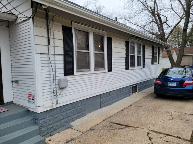 Building Photo - 627 N Sunset Ave