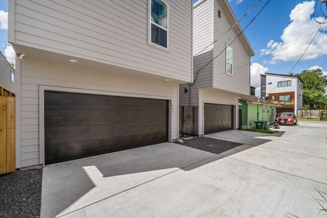 Building Photo - 207 E 38th St