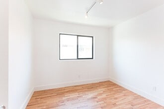 Building Photo - 252 S Ave 18