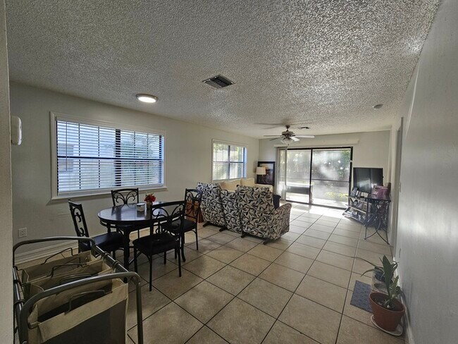 Foto del edificio - 5236 Treetops Dr