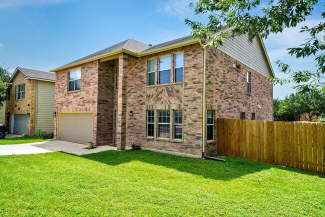 Foto del edificio - Stunning 4-Bedroom, 2.5-Bathroom Home in L...