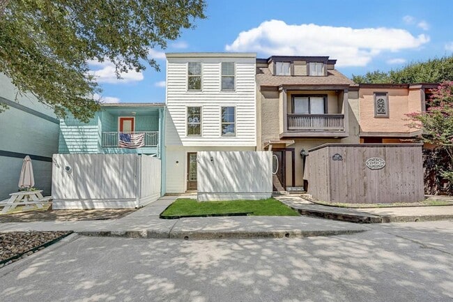 Building Photo - 2022 Lakewood Ct