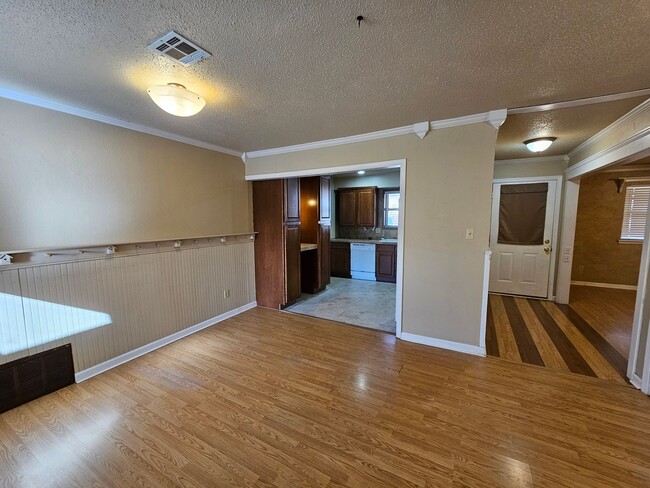Building Photo - (3) Bed/(1.5) Bath (1) Car Garage Avail Ea...