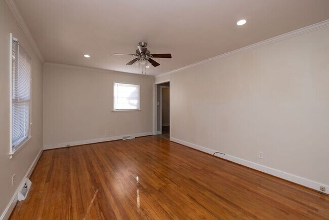 Foto del edificio - Classic Brick Ranch in Charming Mebane