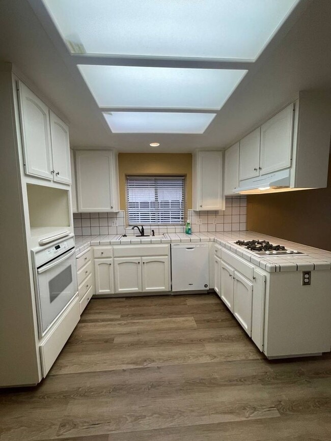 Foto del edificio - Live Vibrantly at 2488 Plumwood!