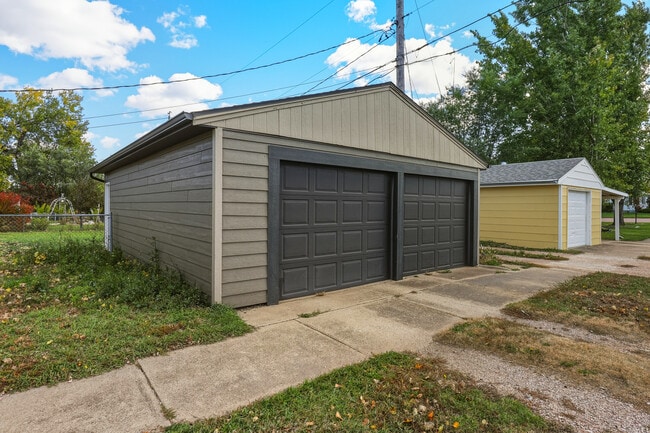Building Photo - 2104 Prairie Ave