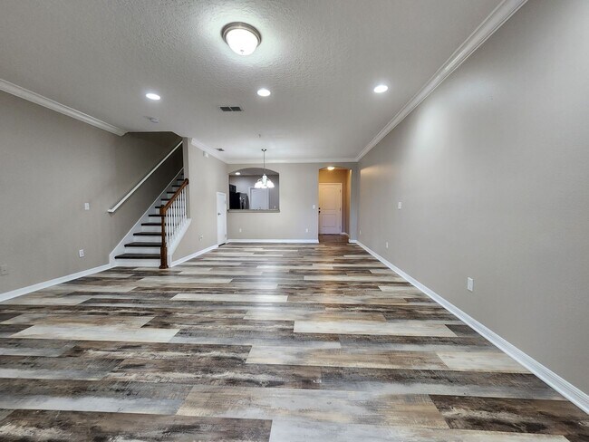 Foto del edificio - Beautiful Townhome; Open Floor Plan; New P...