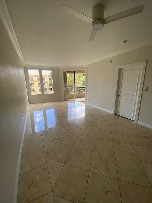 Building Photo - Remodeled 2 Bedroom Condo Just Off the Strip!