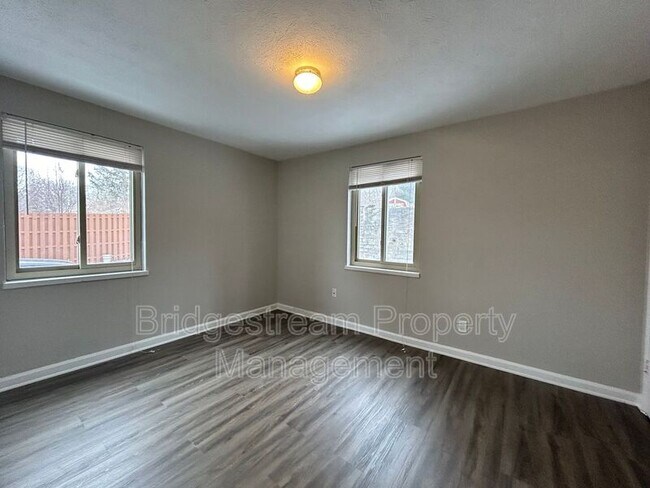 Foto del edificio - 1225 Lytle Ln