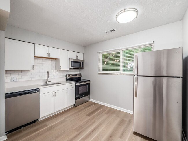 Foto del edificio - 105 W 8th Ave