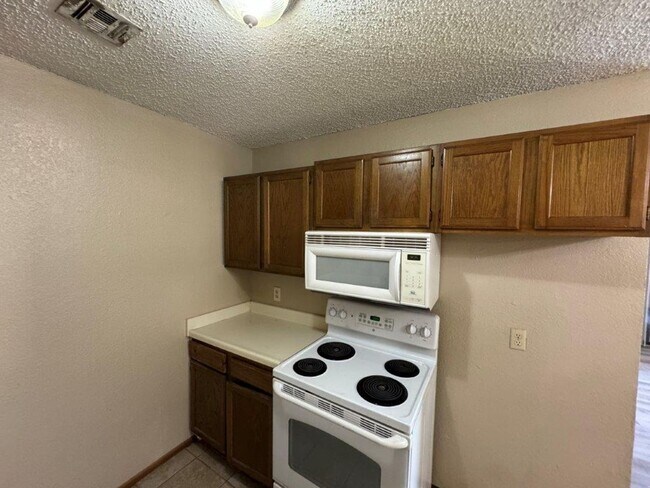 Building Photo - 2 bed, 2 bath with a 1 car garage storage ...