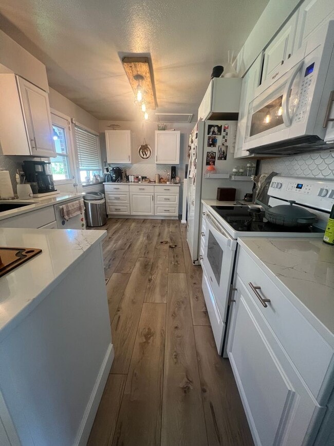 Building Photo - Stylish 3Bd 2Ba Sheridan Green Gem Near Parks, Trails, Shopping & Dining W/ 1-Car Attached Grage