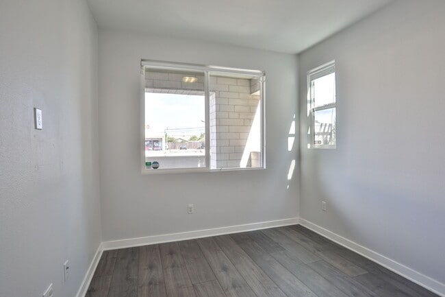 Building Photo - 3 bedroom 2.5 bath in Gated Community