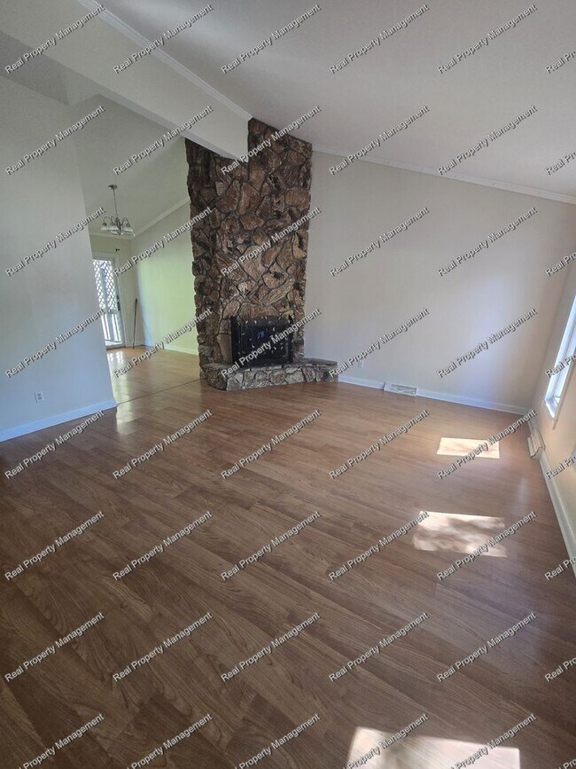 Building Photo - Three Bedroom Tri-Level in LOFS
