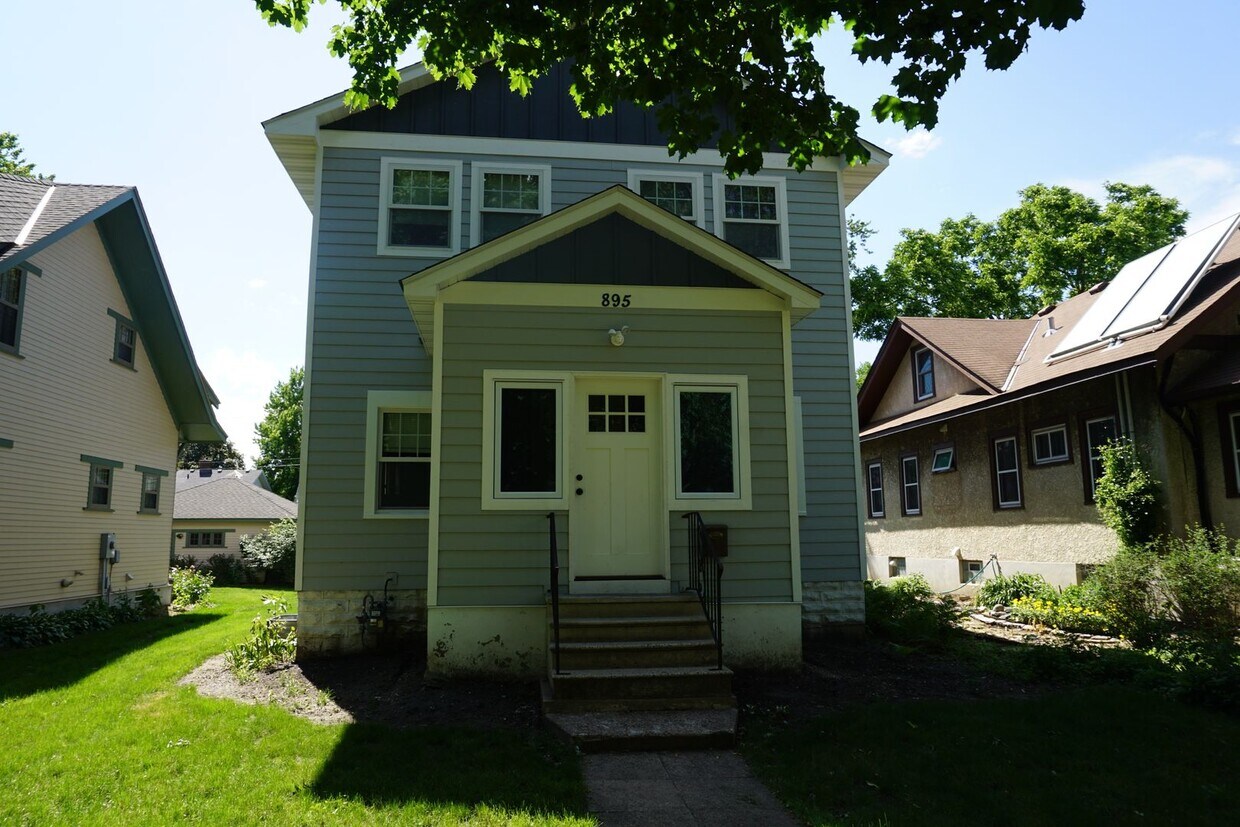 Primary Photo - Renovated Six Bedroom single family house !