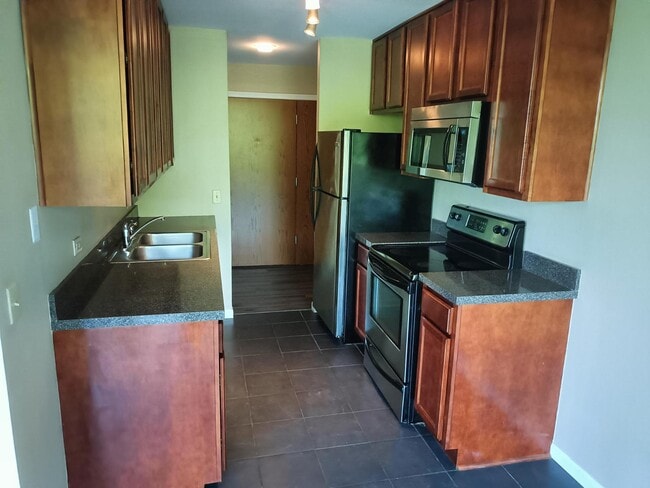 Building Photo - 5900 Oakwood Dr