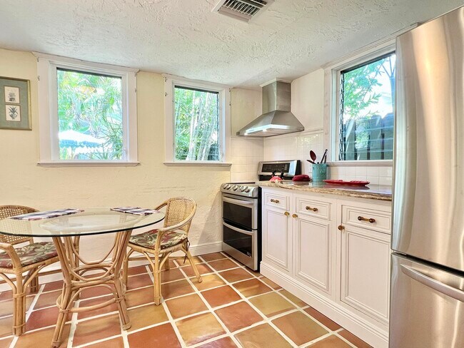 Foto del edificio - 336 Monroe Dr