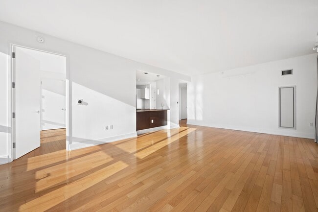 Building Photo - 350 W 42nd St