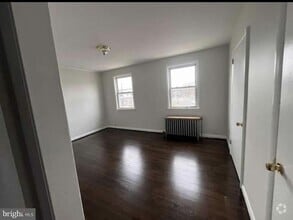 Building Photo - 722 W Maple Ave