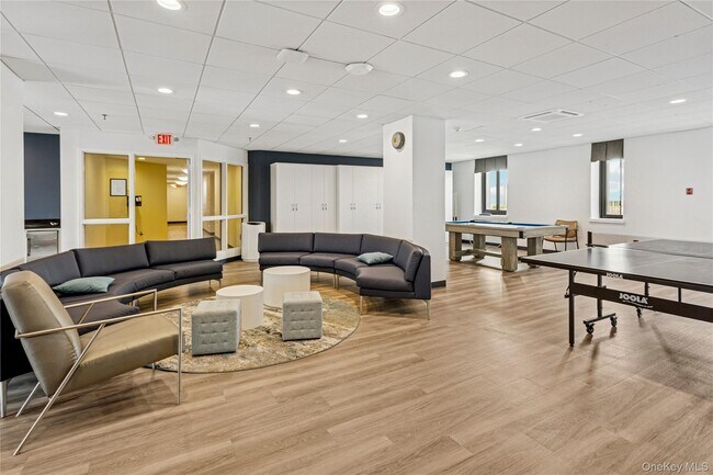 Foto del edificio - 100 W Broadway