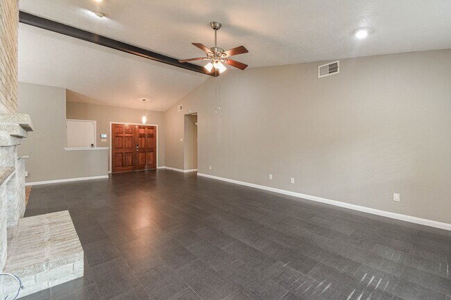 Foto del edificio - 8806 Lakeside Forest Dr
