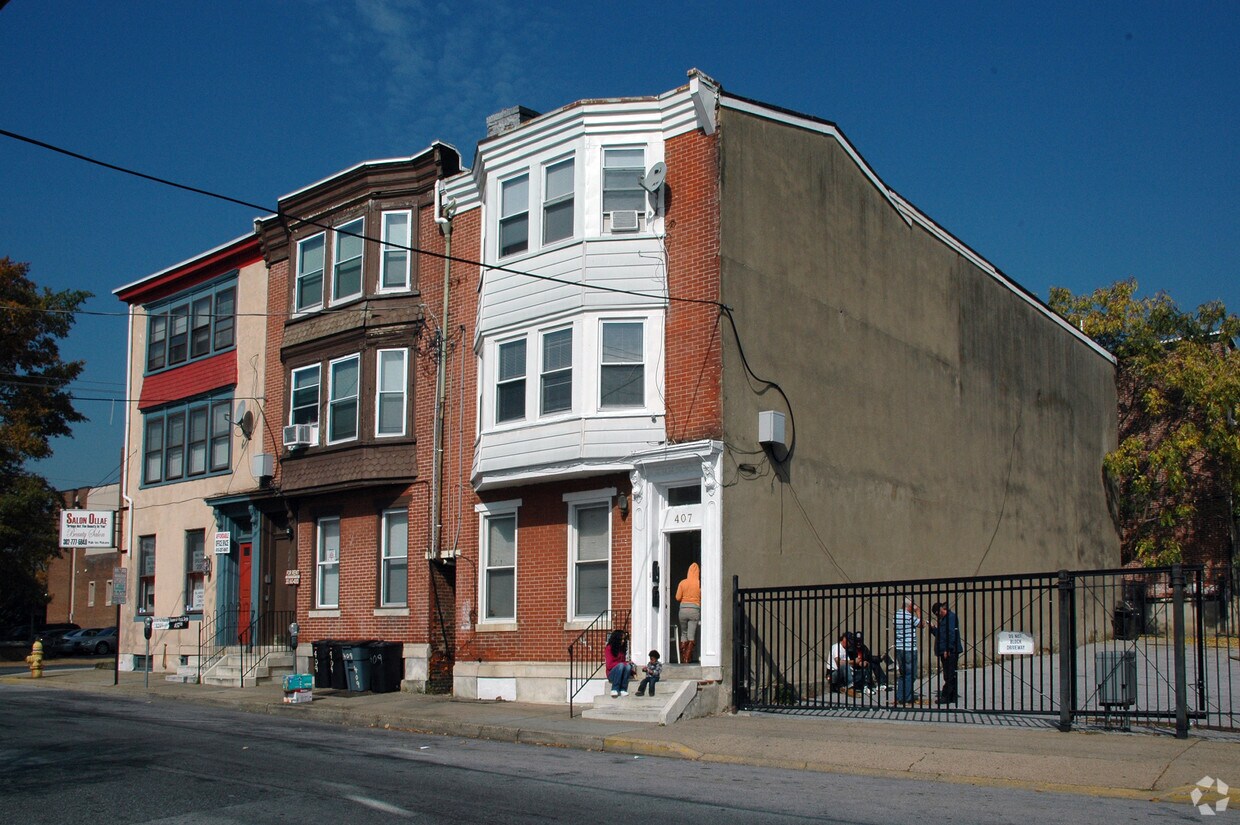Building Photo - 409 W 8th St