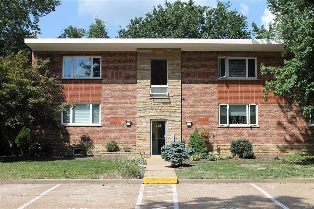 Primary Photo - LOCATION!! LOCATION!!! This One bedroom/on...